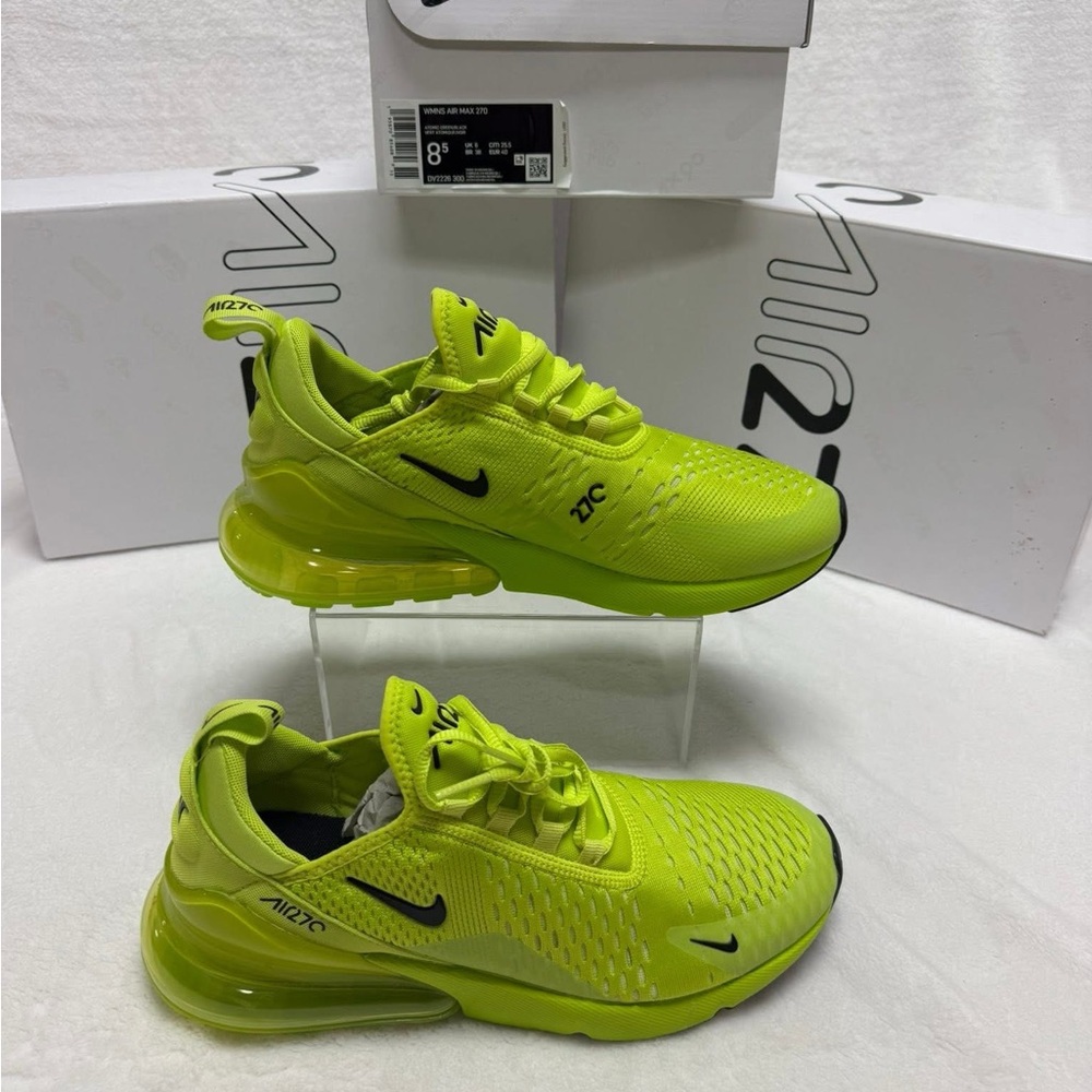 Nike Green Sneakers Modern Athletic Design